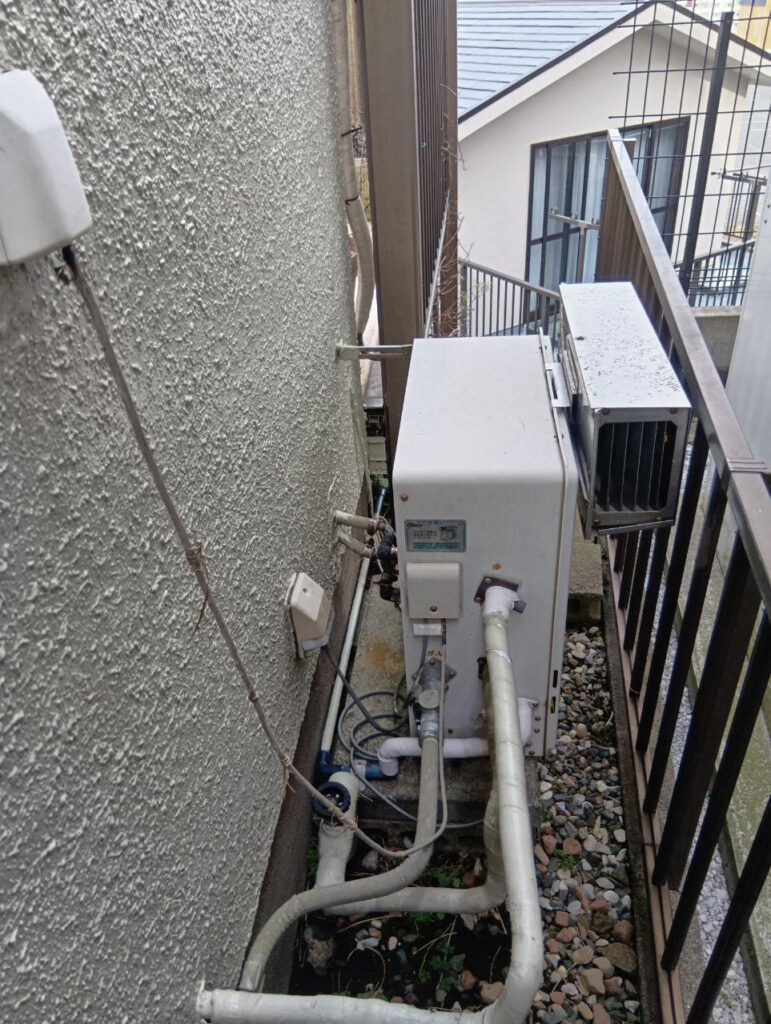 特殊な給湯器配管を標準の「1つ穴」へ!排気環境も改善して給湯器を交換 横浜市旭区