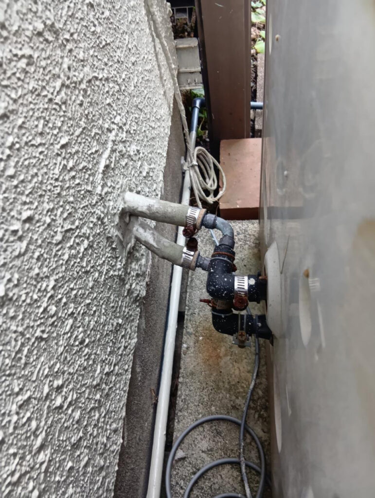 特殊な給湯器配管を標準の「1つ穴」へ!排気環境も改善して給湯器を交換 横浜市旭区