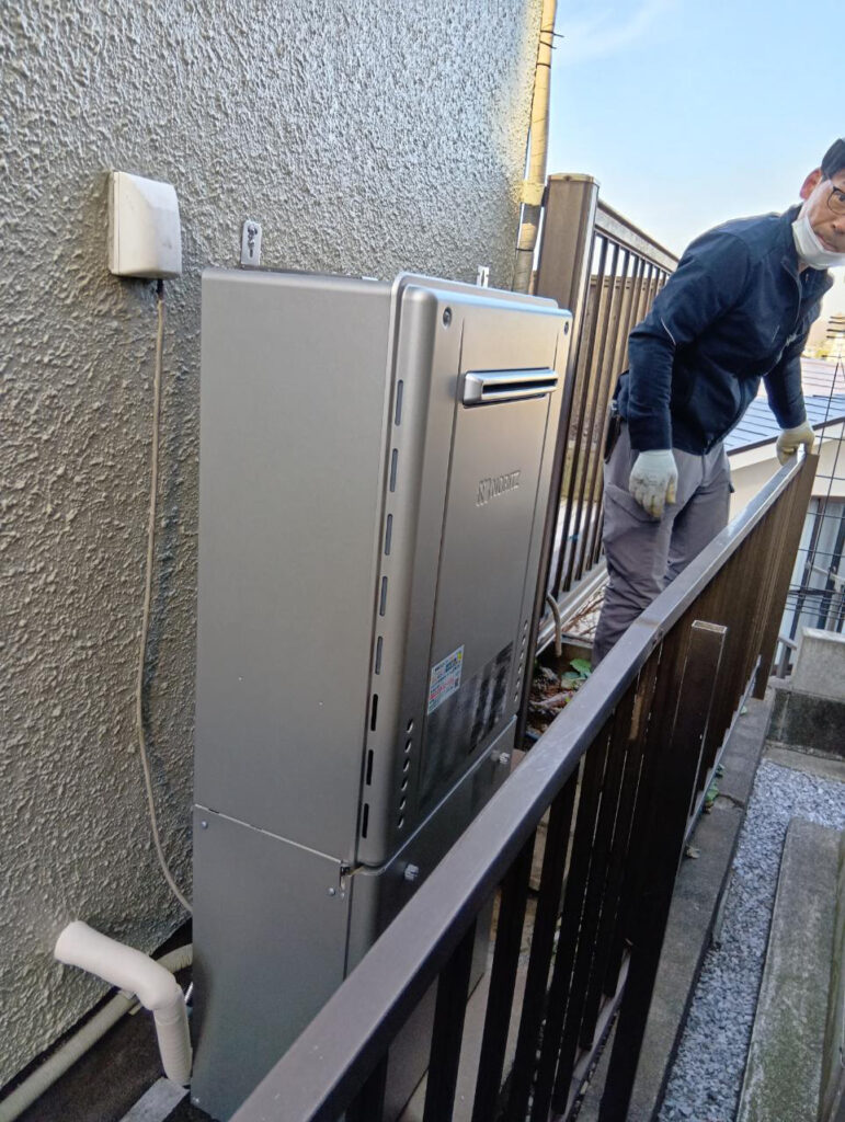 特殊な給湯器配管を標準の「1つ穴」へ!排気環境も改善して給湯器を交換 横浜市旭区