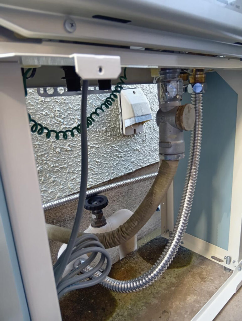 特殊な給湯器配管を標準の「1つ穴」へ!排気環境も改善して給湯器を交換 横浜市旭区