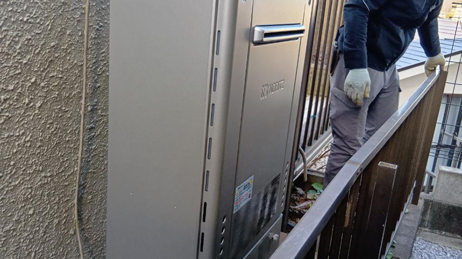 特殊な給湯器配管を標準の「1つ穴」へ！排気環境も改善して給湯器を交換　横浜市旭区