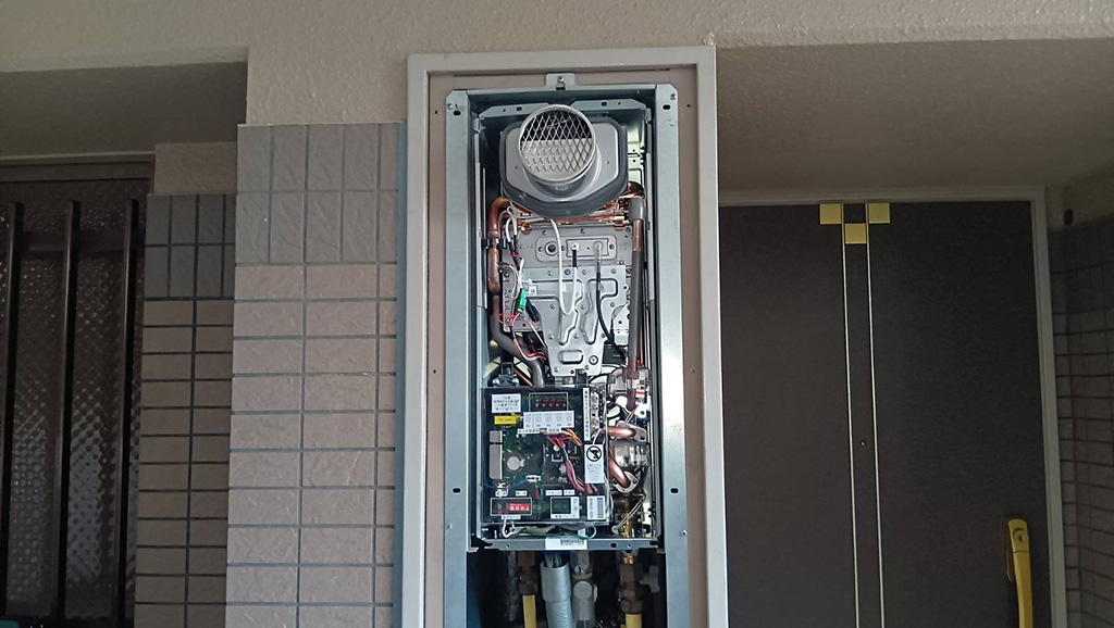 突然お湯が出なくなるリスクを回避！マンションPS設置用のスリムタイプ給湯器を交換　川崎市高津区