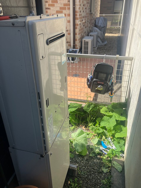 水漏れでお湯が出ない！新しい給湯器が届くまで「貸出機」を設置して給湯暖房機を交換　横浜市青葉区