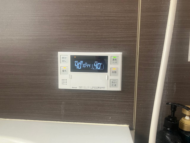 水漏れでお湯が出ない！新しい給湯器が届くまで「貸出機」を設置して給湯暖房機を交換　横浜市青葉区