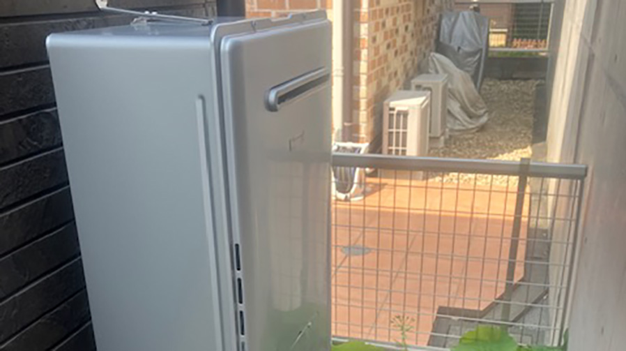 水漏れでお湯が出ない！新しい給湯器が届くまで「貸出機」を設置して給湯暖房機を交換　横浜市青葉区