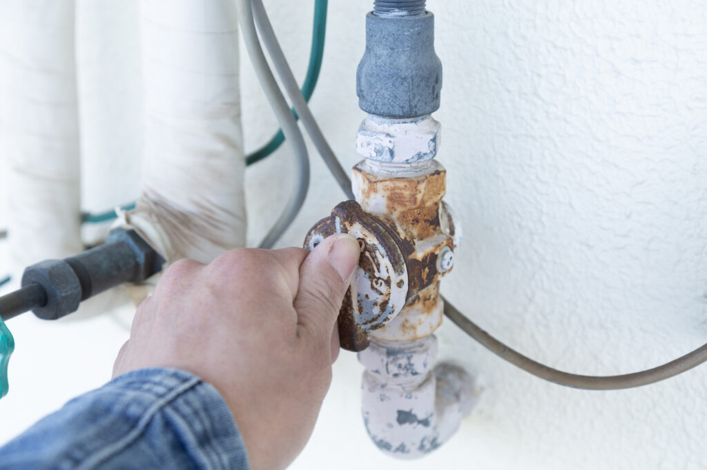 給湯器のエラー「111」の原因・対処方法！修理にかかる費用や交換事例も解説