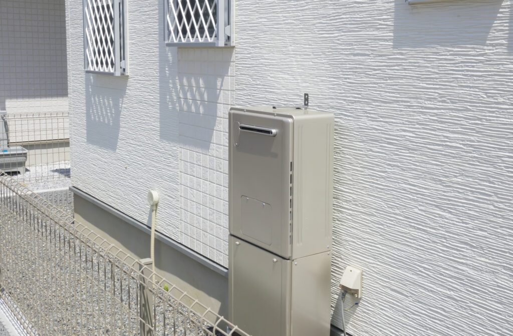 給湯器の色は変えられる?特注色にする理由や費用、納期、注意点を事例とともに解説