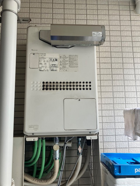 配管カバーを工夫して費用を抑制!20年お使いの給湯暖房機をエコジョーズタイプへ交換 東京都世田谷区