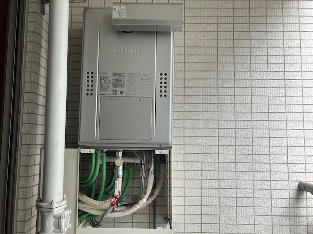 配管カバーを工夫して費用を抑制!20年お使いの給湯暖房機をエコジョーズタイプへ交換 東京都世田谷区