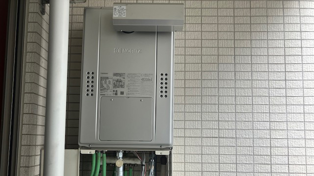 配管カバーを工夫して費用を抑制！20年お使いの給湯暖房機をエコジョーズタイプへ交換　東京都世田谷区