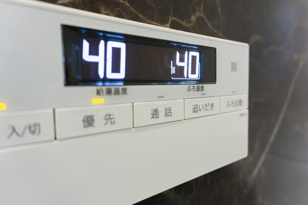 給湯器のお湯が設定温度よりぬるい原因と対処法！季節の影響や寿命の目安も解説