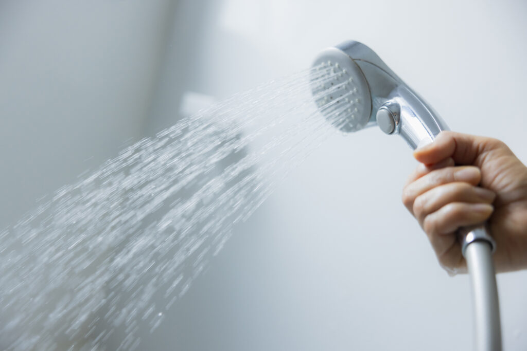 給湯器のお湯が設定温度よりぬるい原因と対処法！季節の影響や寿命の目安も解説