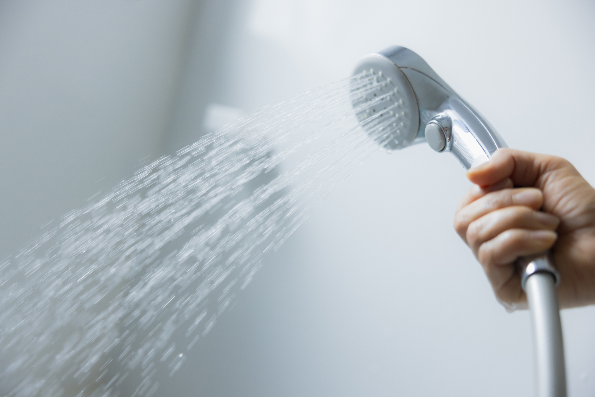 給湯器のお湯が設定温度よりぬるい原因と対処法！季節の影響や寿命の目安も解説