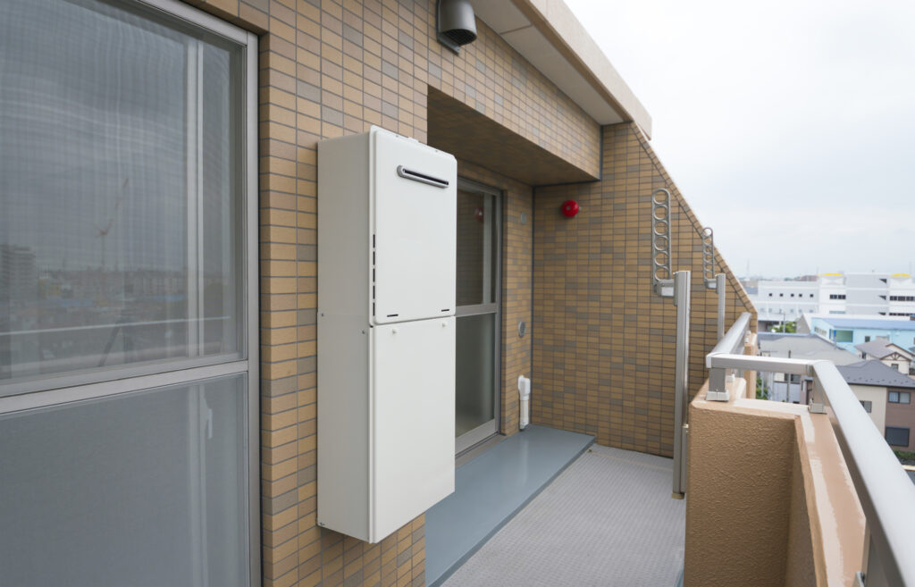 給湯器のお湯が設定温度よりぬるい原因と対処法！季節の影響や寿命の目安も解説
