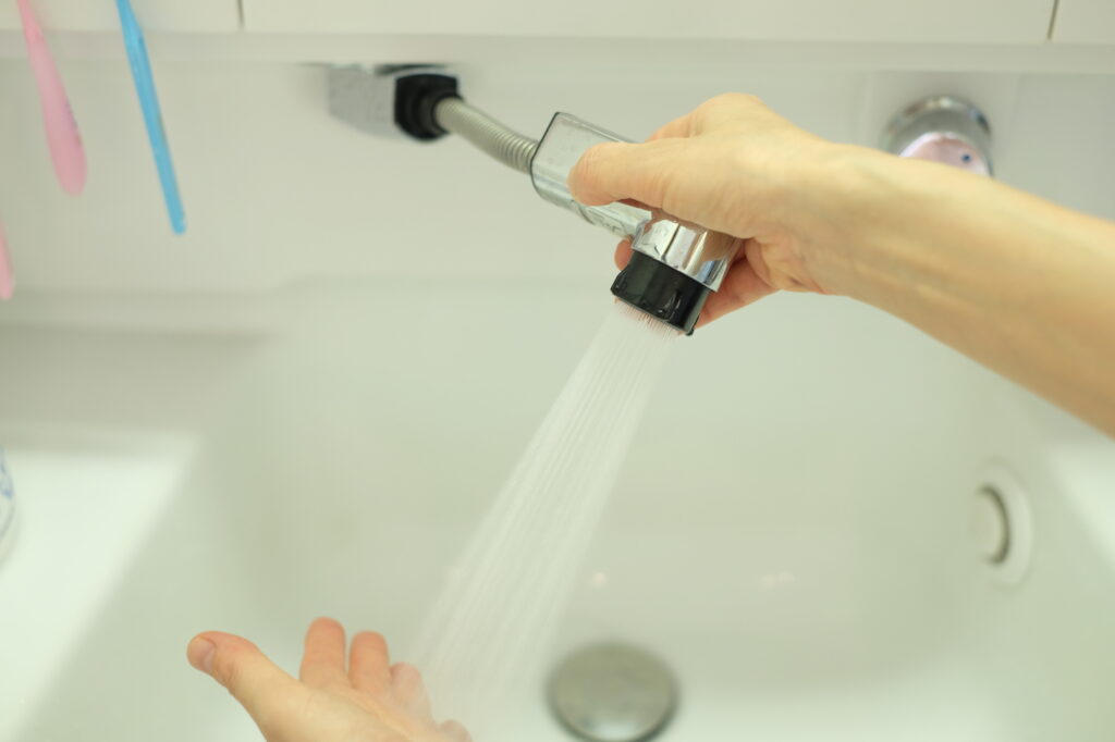 給湯器のお湯が設定温度よりぬるい原因と対処法！季節の影響や寿命の目安も解説