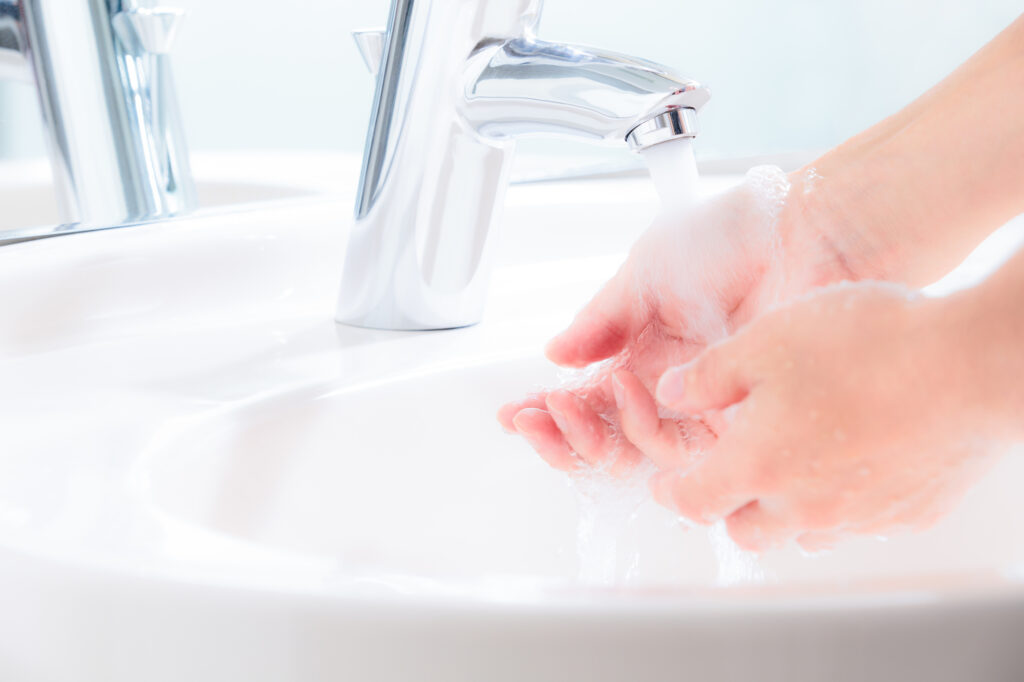 夏に給湯器のお湯が熱い原因と対処法!故障との見分け方も解説