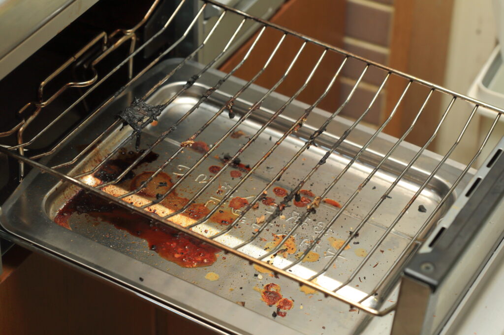 魚焼きグリルの掃除方法と注意点!きれいに保つコツや最新コンロの便利機能も解説