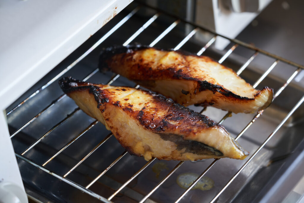 魚焼きグリルの掃除方法と注意点!きれいに保つコツや最新コンロの便利機能も解説